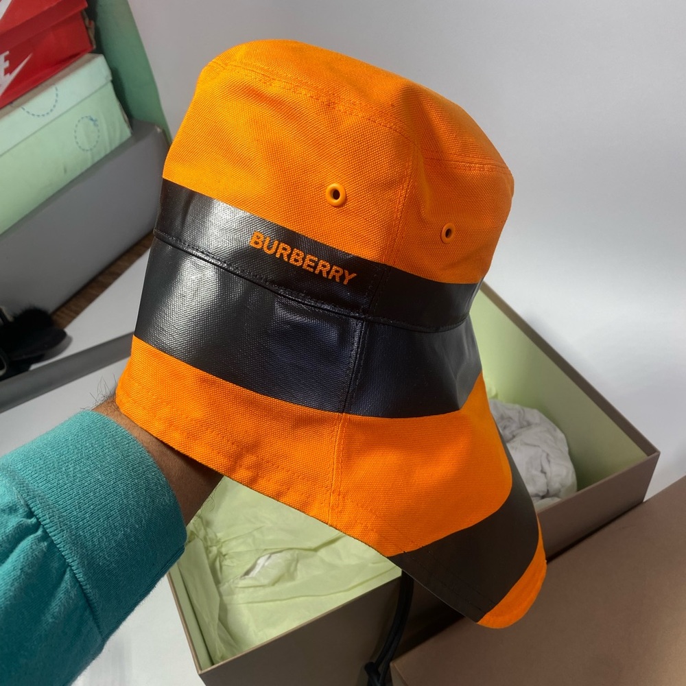 Burberry fisherman hat